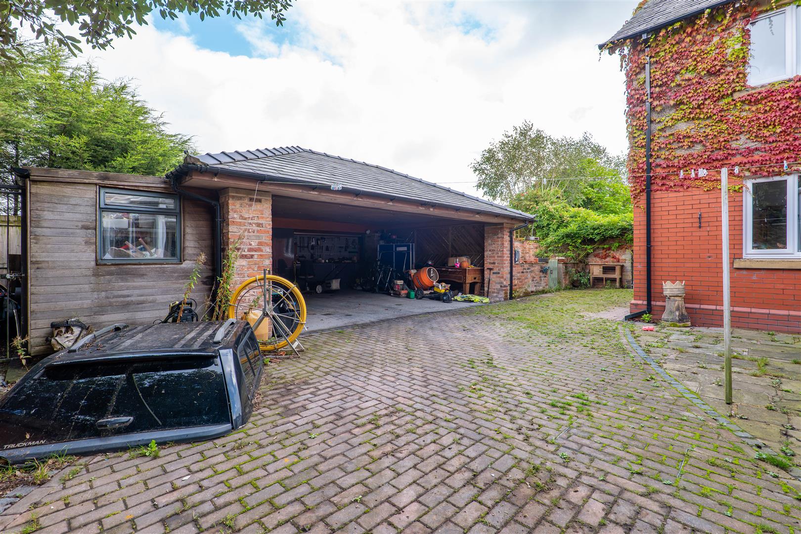 Dawson Lane, Leyland